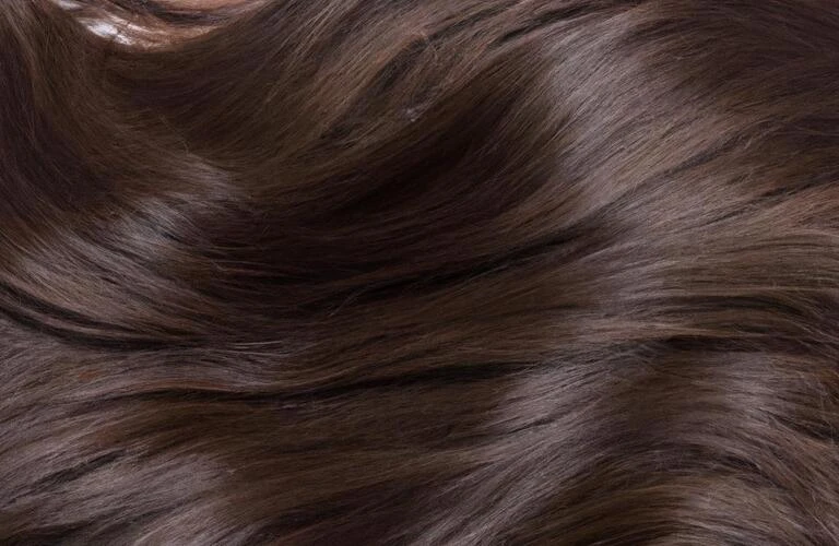 長い髪が輝く、上質なヘアケアの秘密を解き明かす
