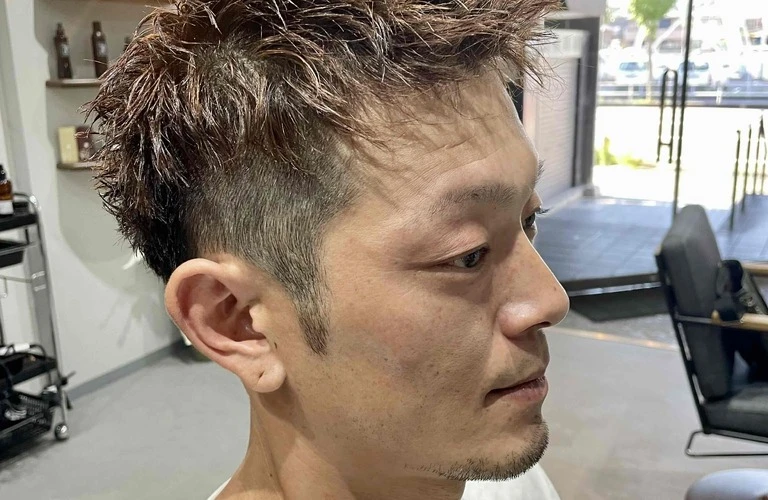輝くハイライトで魅力を引き出す最新ヘアスタイルをチェック！