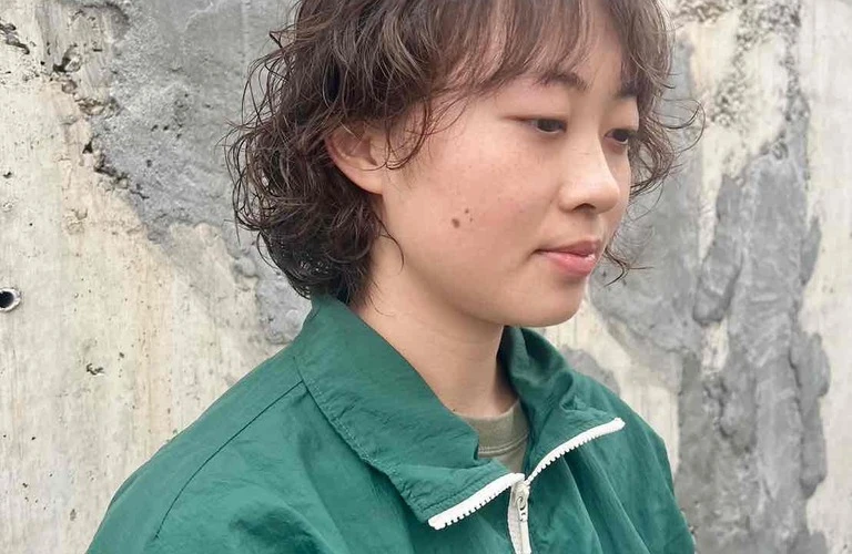 自然なカールと鮮やかな色彩が融合。髪にやさしいパーマカラーで魅了を体験しよう！